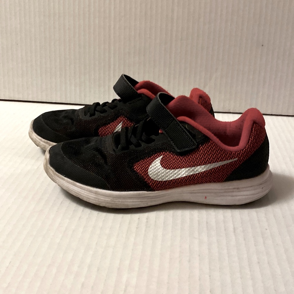 Boys size 2.5, Nike, red and black shoes.